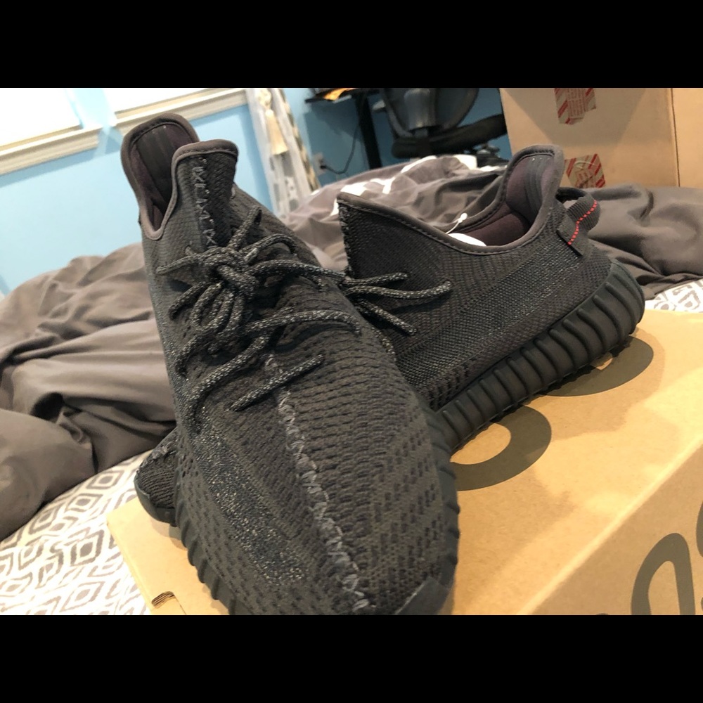 New never worn yeezy boost 350 V2’s in black